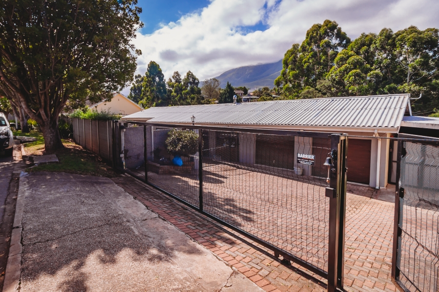 4 Bedroom Property for Sale in Twee Rivieren Western Cape